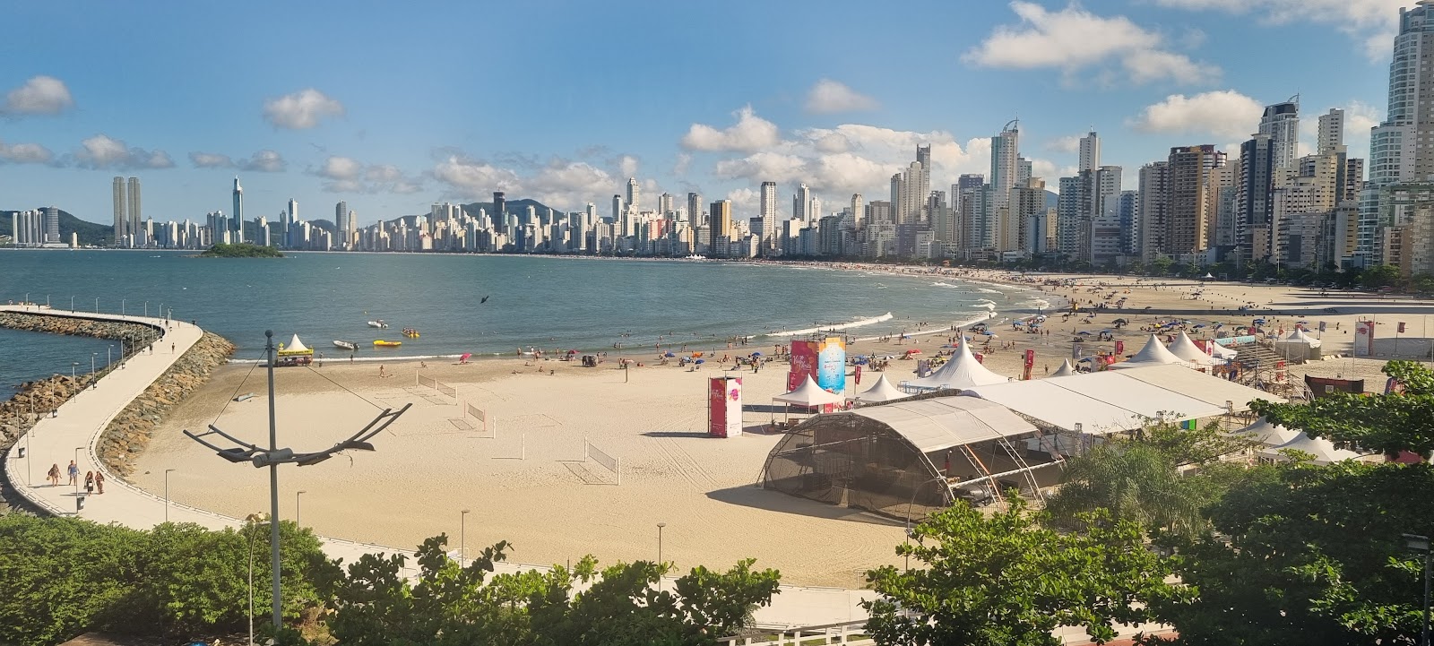 Balneário Camboriú: Sua Aventura Litorânea Começa na Estrada!