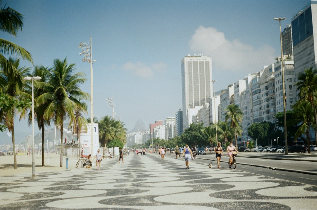 Réveillon de Ônibus: Praia ou Serra? Guia Completo 2025